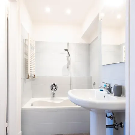 アパート Porta Venezia Elegant Penthouse With Terrace ミラノ